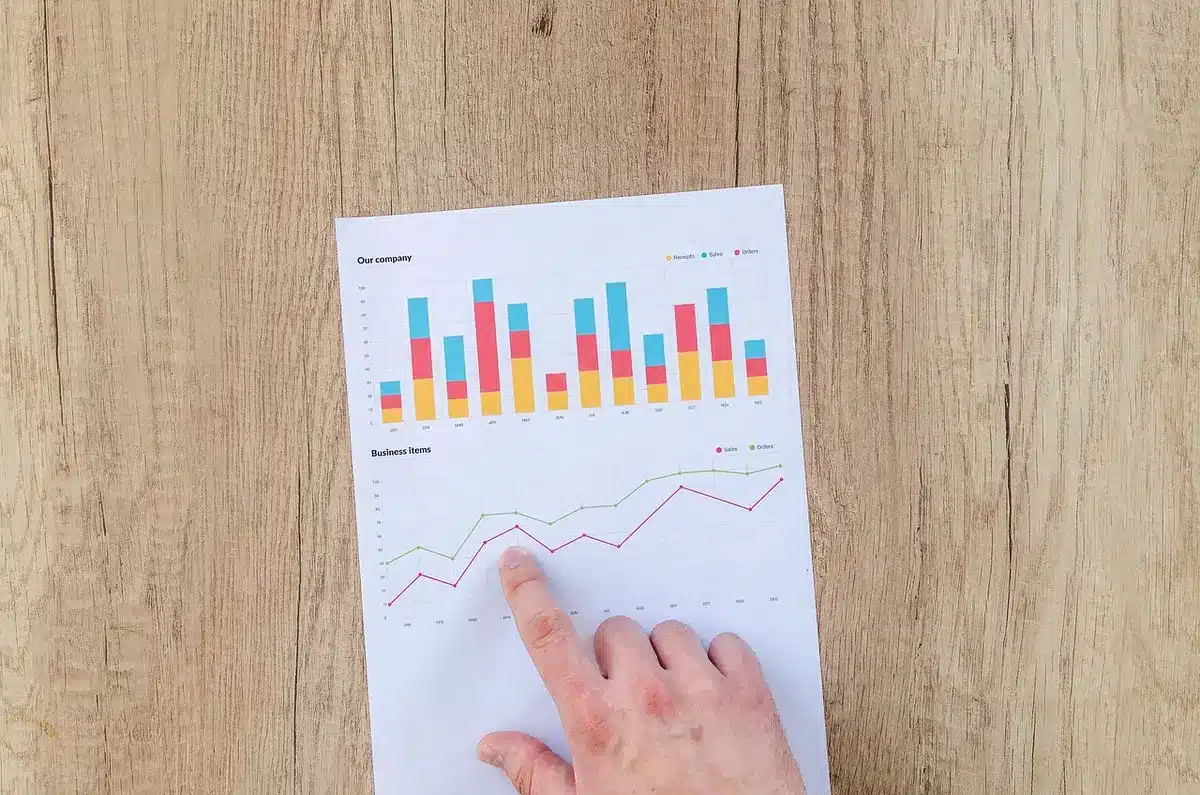 Escritorio con laptop, móvil y notas sobre estrategia de contenidos y optimización editorial