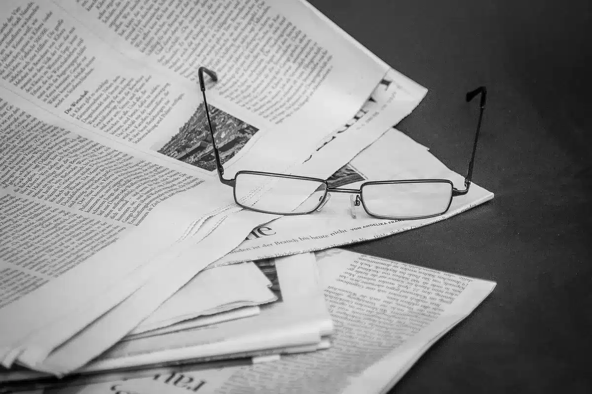Pantalla de smartphone mostrando un artículo de noticias con diseño móvil optimizado y carga rápida