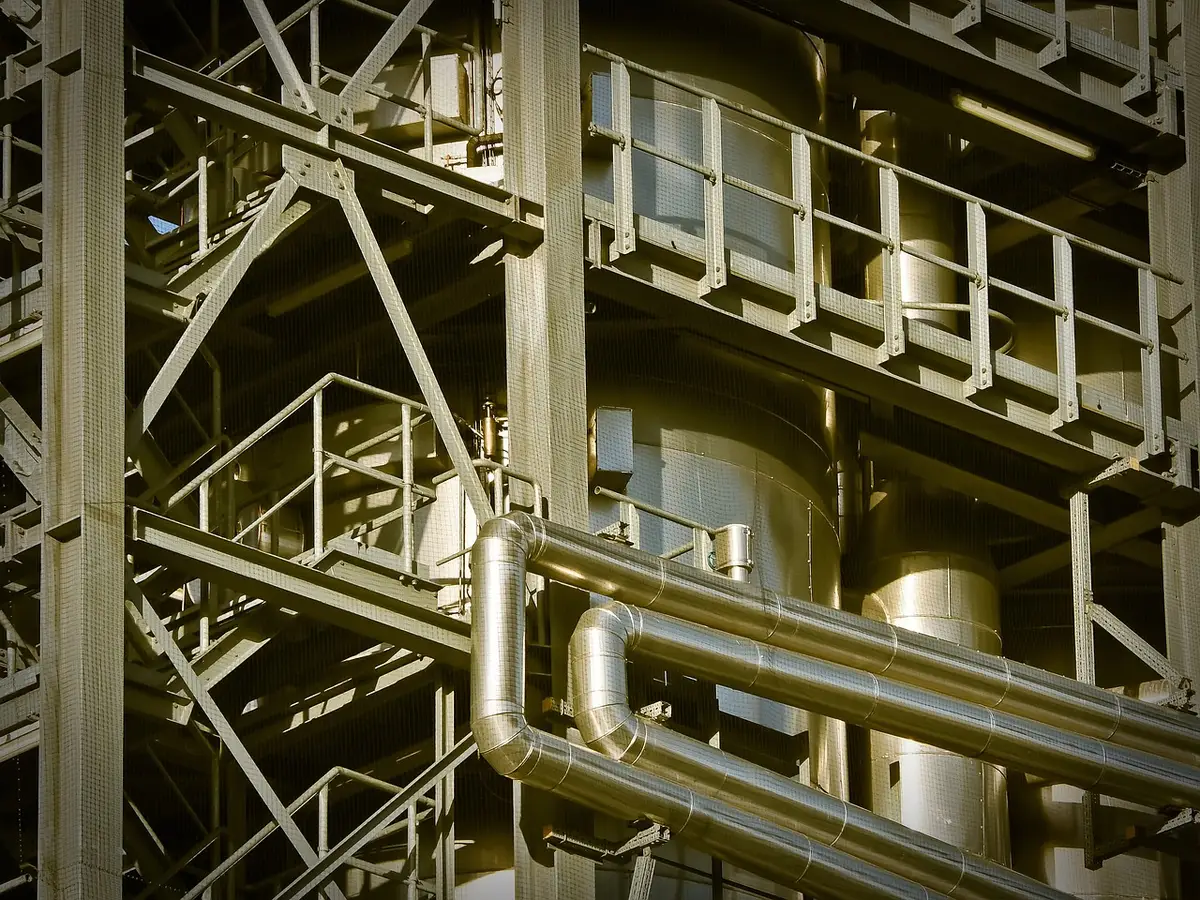 Planta industrial cerrada con se&ntilde;alizaci&oacute;n de cierre y equipamiento abandonado.