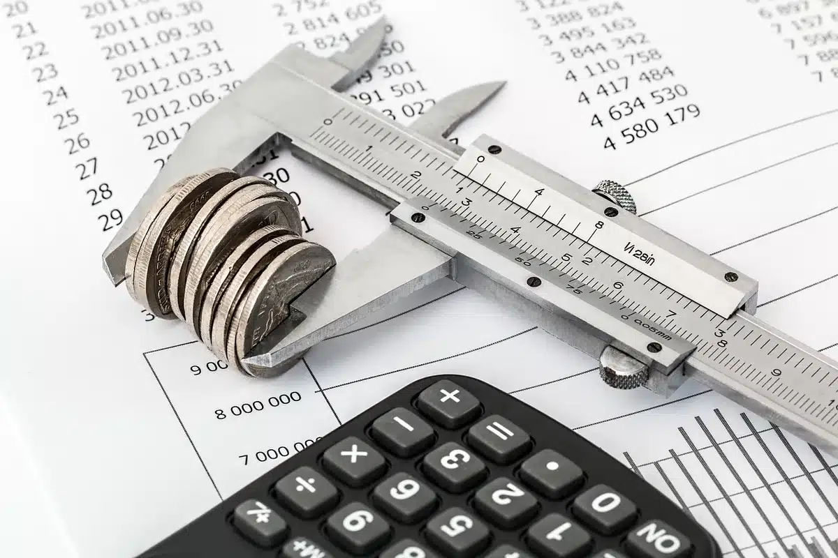 Calculadora y hoja de cálculo mostrando cálculos de interés