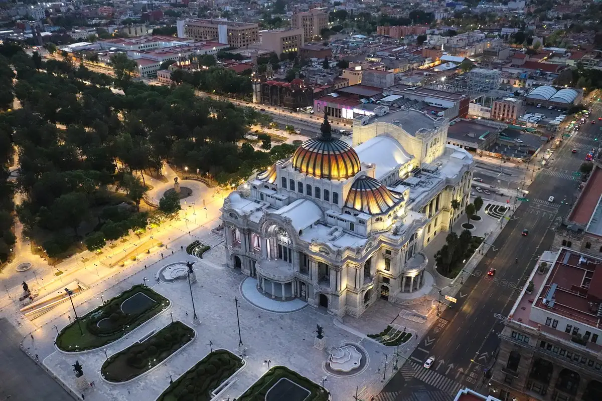 Escena de camerinos y músicos listos para una gira internacional