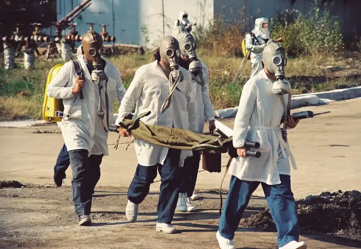 Equipo de seguridad coordinando parches y reglas de detección en una sala de operaciones