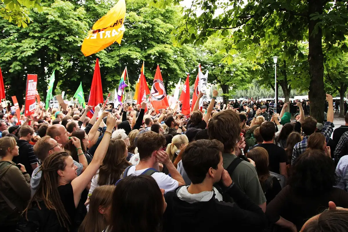 Público observando a una pareja en un acto de campaña