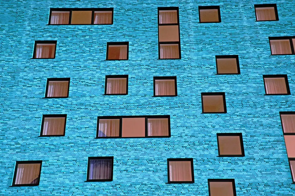 Bloque de pisos con ventanas y balcones vacíos