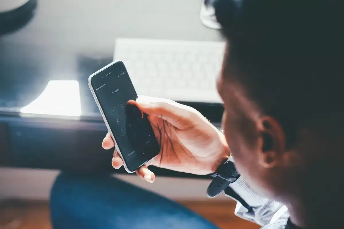 Persona digitalizando facturas con el móvil
