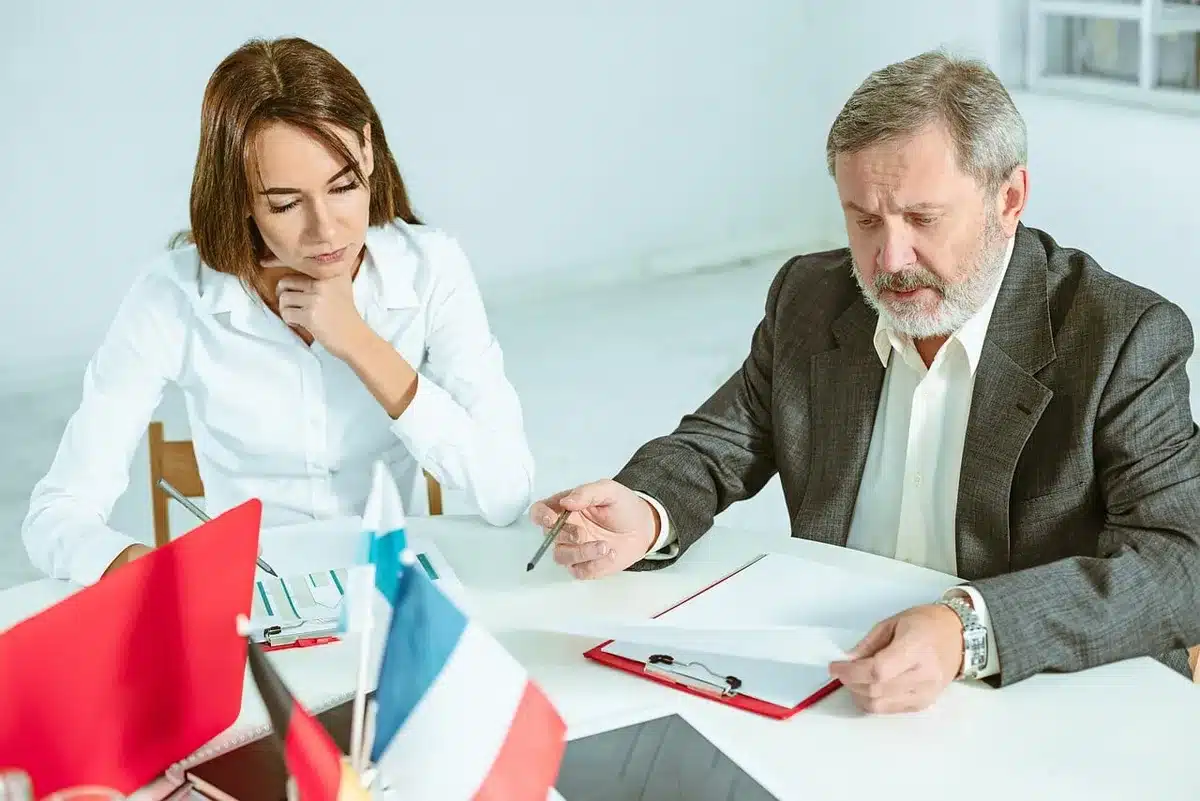 Mesa de reuniones diplomáticas con documentos y micrófonos, representando la limitada participación