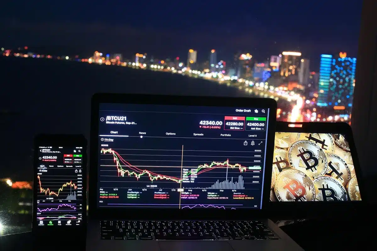 Pantalla con gráficos económicos y números del indicador