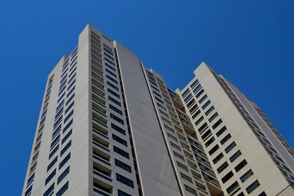 Fachada de edificio con varios balcones y letreros genéricos