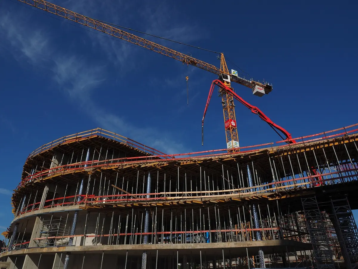 Grúas y obras de construcción de viviendas en un solar urbano