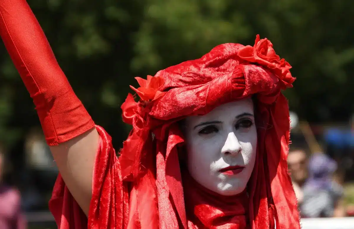 Columnas de manifestantes confluyendo en una plaza de Madrid