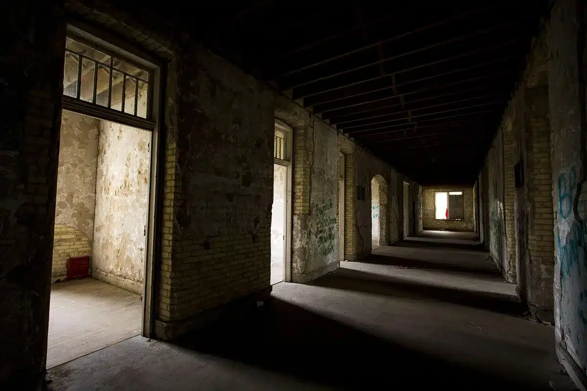 Pasillo de hospital y sala de reuniones que simboliza la gestión sanitaria