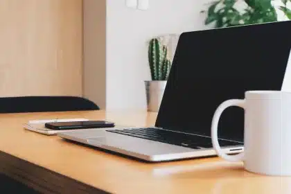 Mesa de oficina con documentos, teléfono y maletín que evoca trabajo institucional