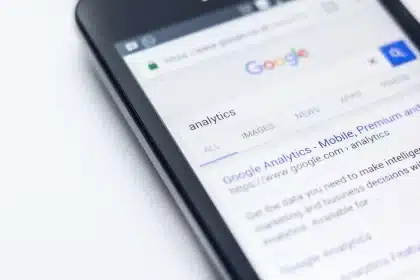 Mostrador de apuestas vacío con fichas y pantalla digital con gráficos