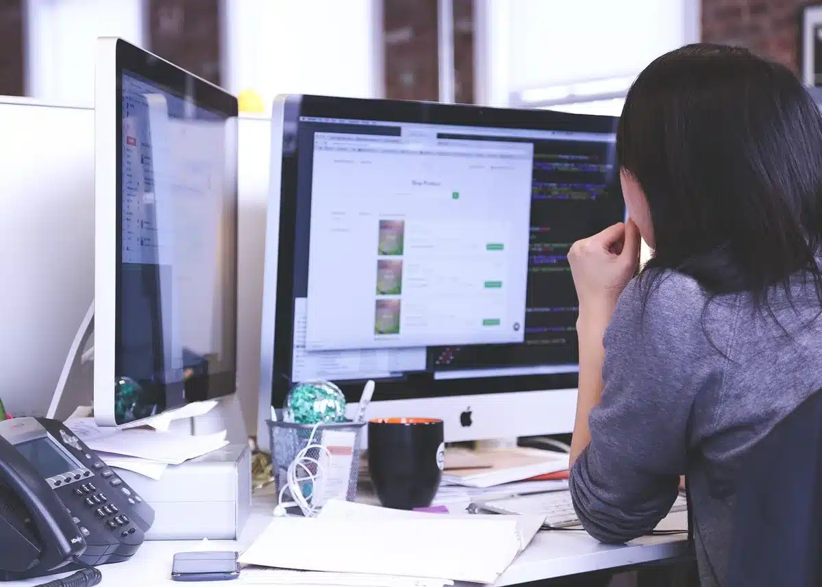 Desarrollador ajustando placeholders y dimensiones de anuncios