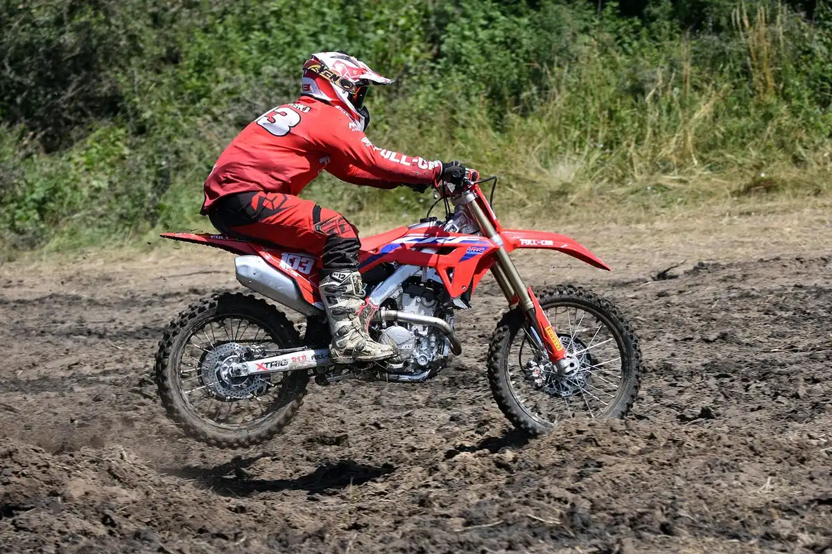 Moto adelantando por una curva a izquierdas, maniobra decisiva en la carrera
