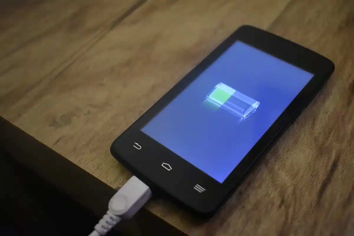 Pantalla móvil con contenedor de anuncio vacío mientras carga la página