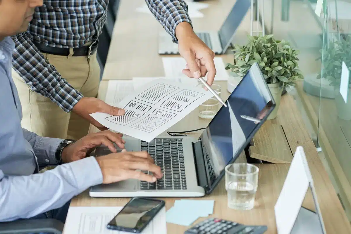 Desarrollador revisando código de anuncios en un portátil