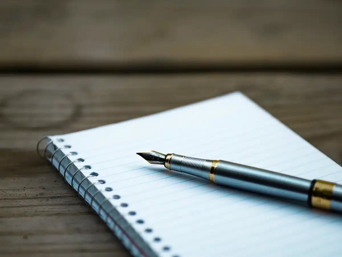 Lista de verificación impresa junto a un portátil y una libreta de notas