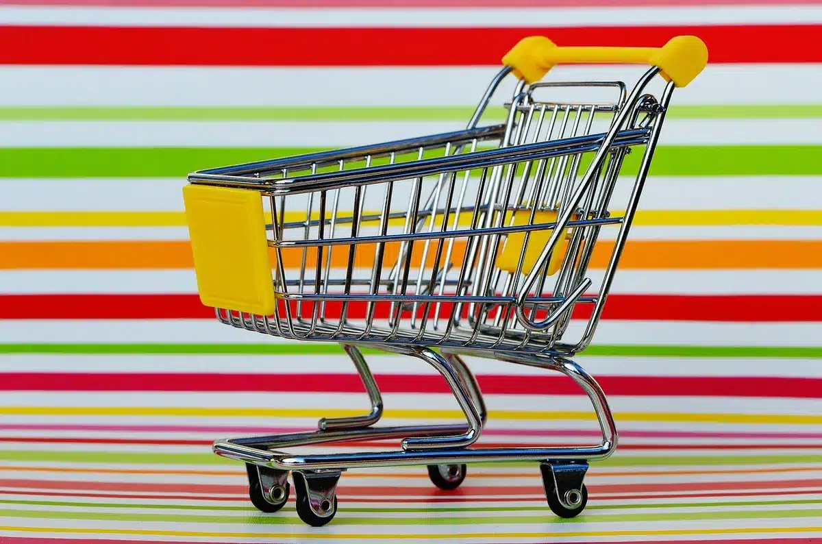 Estanterías de supermercado vacías mostrando impacto en suministros