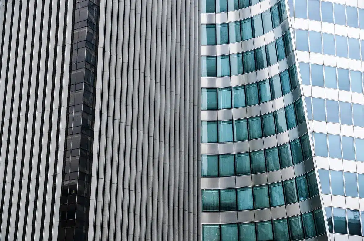 Cartel genérico de anuncio en una oficina vacía indicando reestructuración