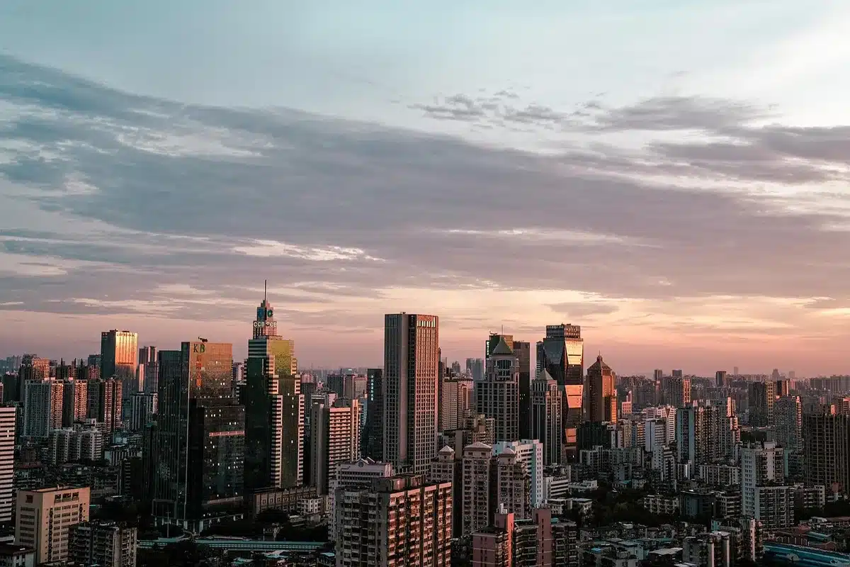 Bloques de viviendas y skyline urbano que ilustran la presión sobre el mercado