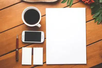 Manos anónimas revisando documentos y un plano urbano sobre una mesa