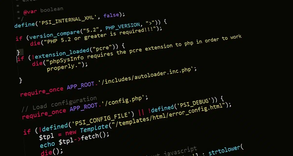 Desarrollador comprobando métricas LCP y CLS en móvil